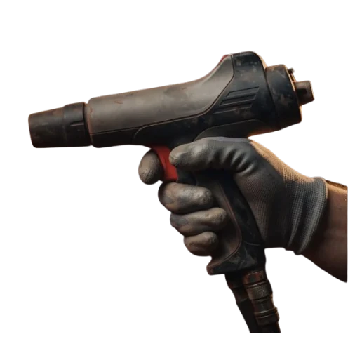 Mão com luva segurando a pistola de pintura eletrostática