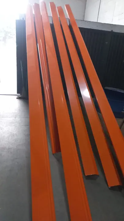 Rufos pintados de laranja brilhante